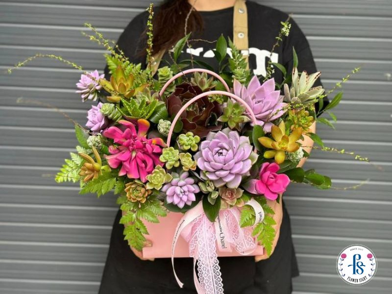 Giá của giỏ hoa sen đá dựa vào kích thước, số lượng cây, kiểu dáng thiết kế và phụ kiện trang trí đi kèm