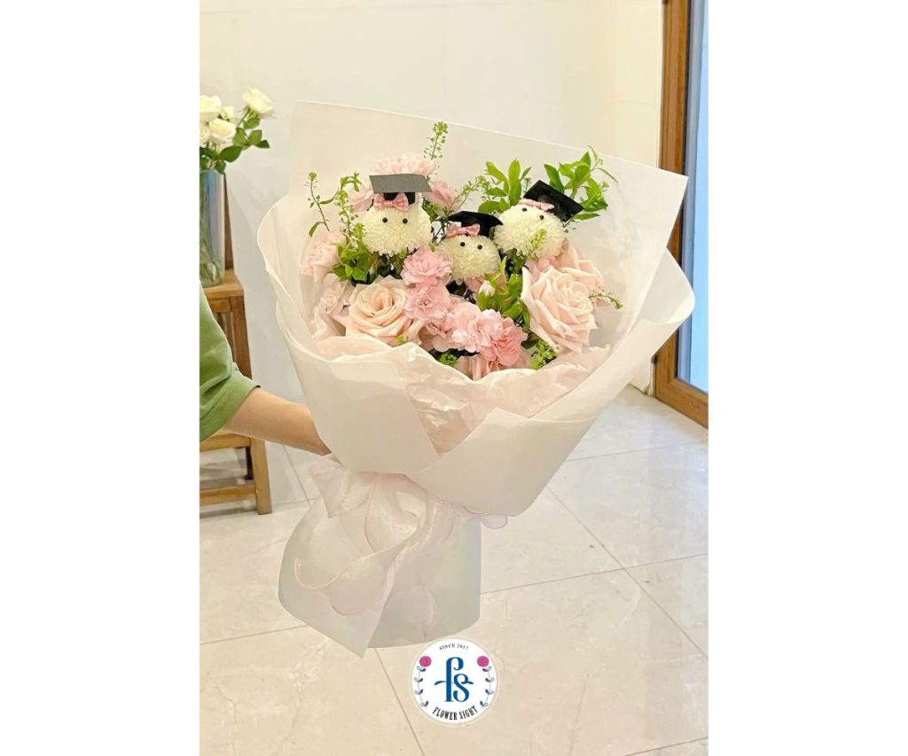 Hoa mừng tốt nghiệp nên phù hợp với màu áo cử nhân