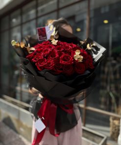 Bó hoa hòng đỏ Dưới ánh trăng