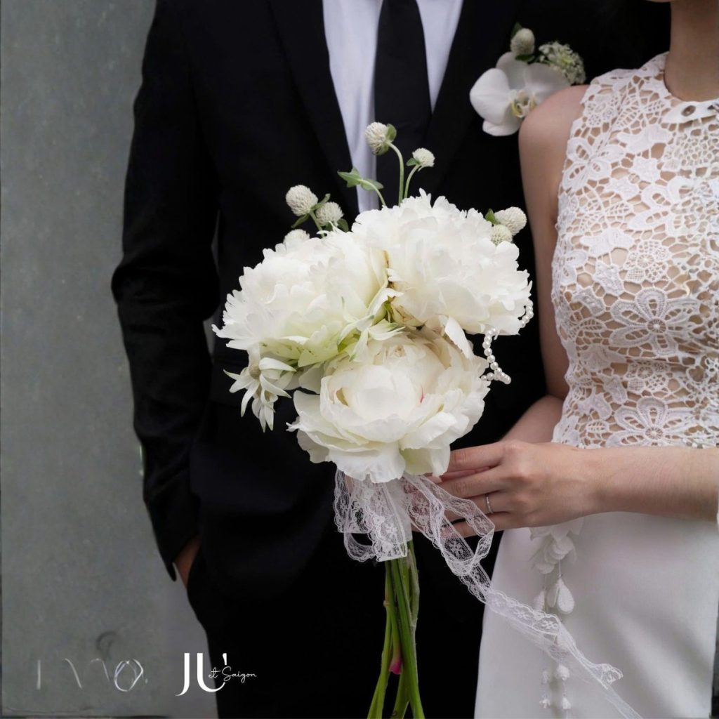 Dịu Nắng Tháng Tám Bó hoa cưới mẫu đơn Dịu Nắng Tháng Tám