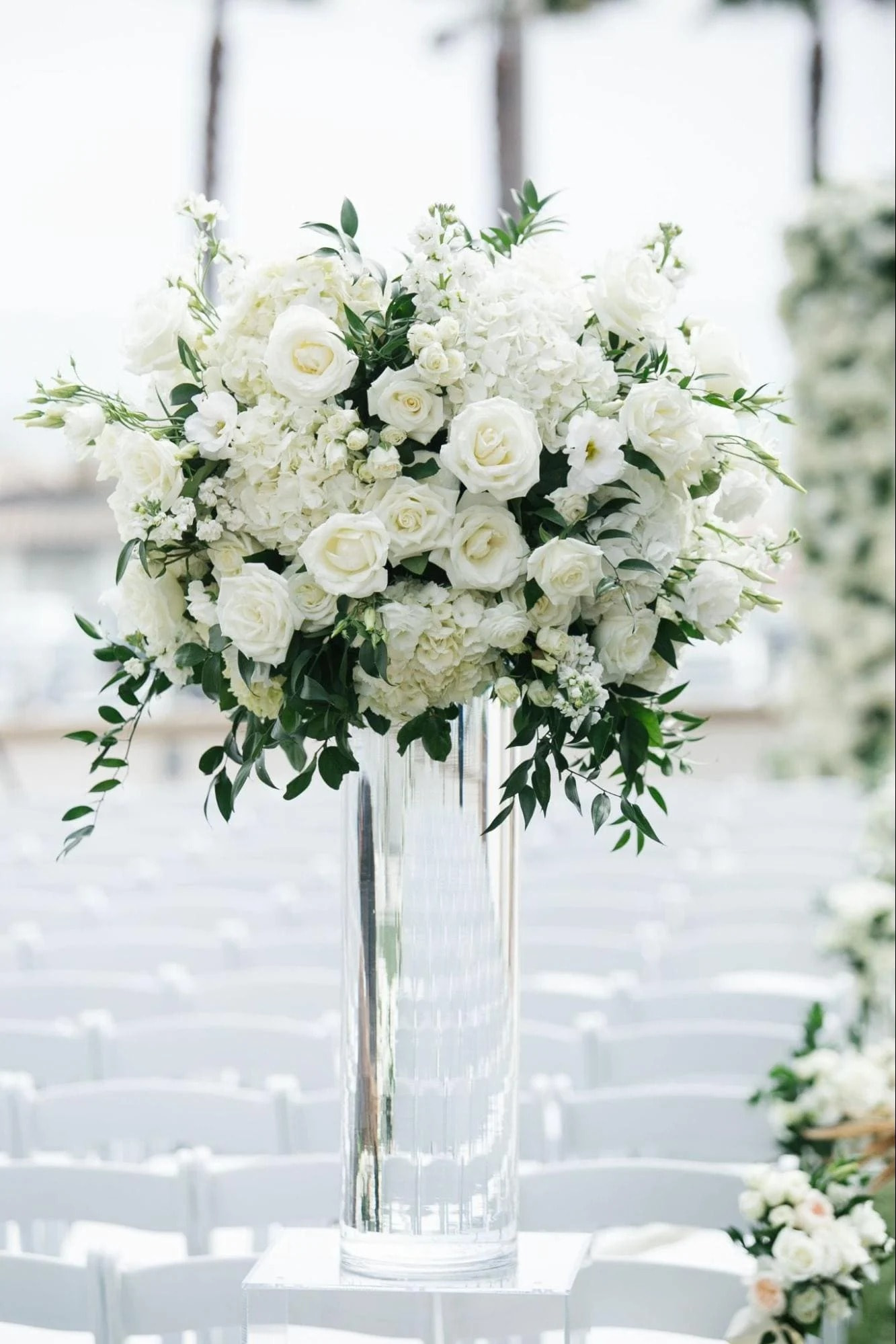 Các Cách Cắm Hoa Cưới Để Bàn Ấn Tượng, Độc Đáo Và Sang Trọng Nhất Cách cắm hoa để bàn cưới đơn giản với bình thủy tinh