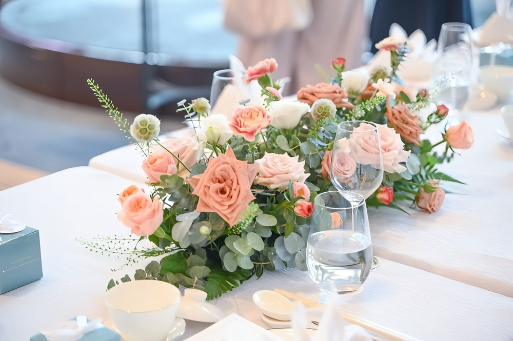 Các Cách Cắm Hoa Cưới Để Bàn Ấn Tượng, Độc Đáo Và Sang Trọng Nhất Cách cắm bát hoa nằm ngang (Hình Elip)