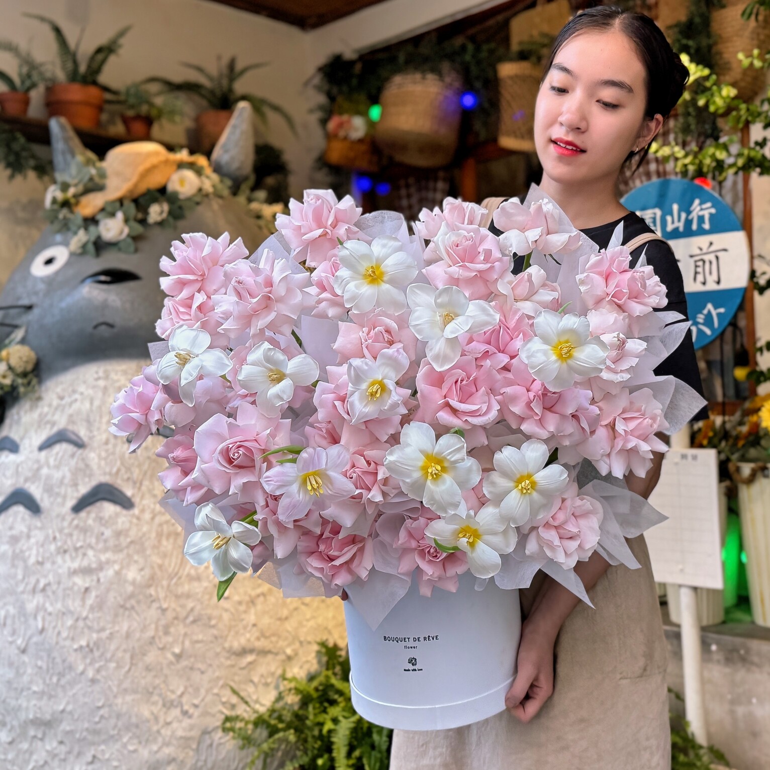 Em Gì Ơi Giỏ Hoa Tươi Em Gì Ơi