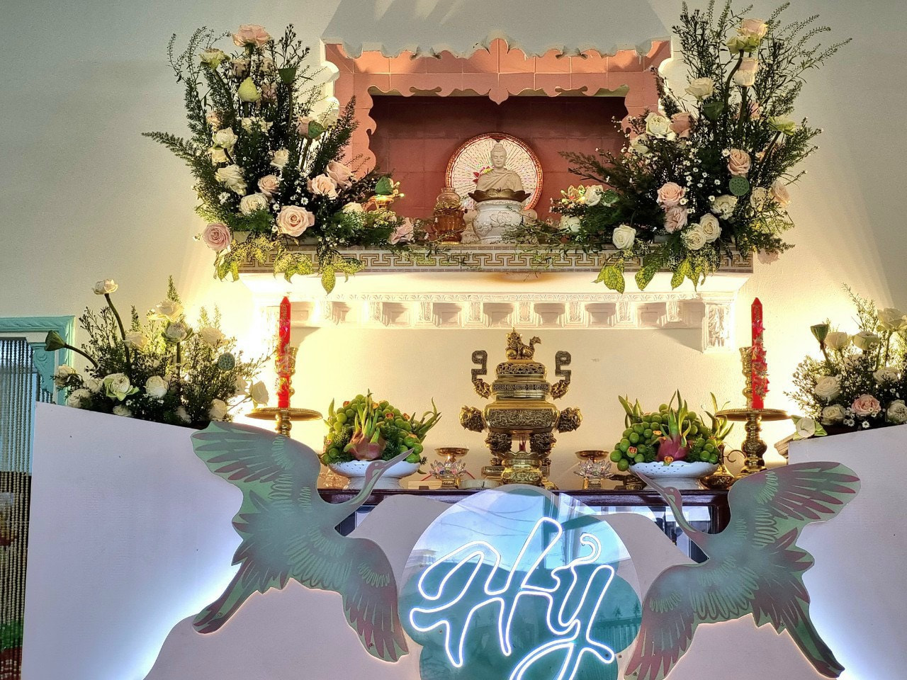 Top 15 Cách Cắm Hoa Cưới Bàn Thờ Ý Nghĩa, Chuẩn Phong Thủy cách cắm hoa cưới bàn thờ 1