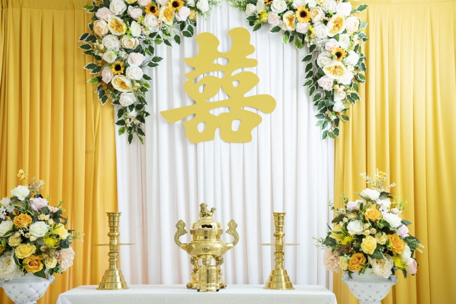 cách cắm hoa cưới bàn thờ