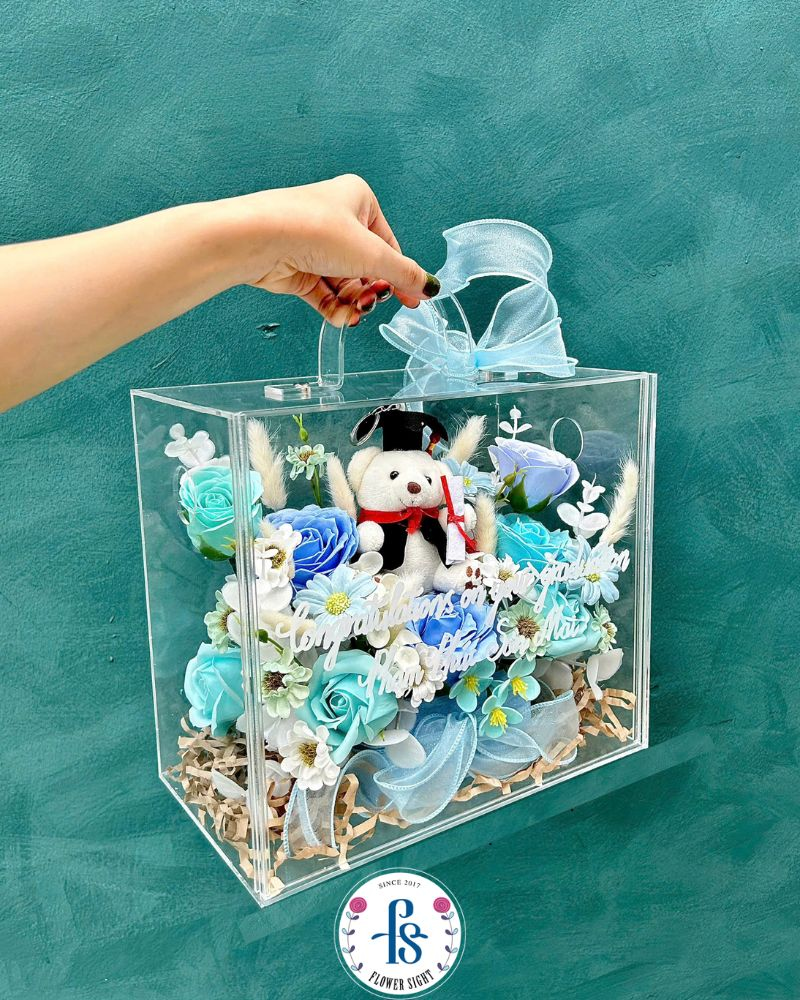 Hộp hoa mica kết hợp gấu bông