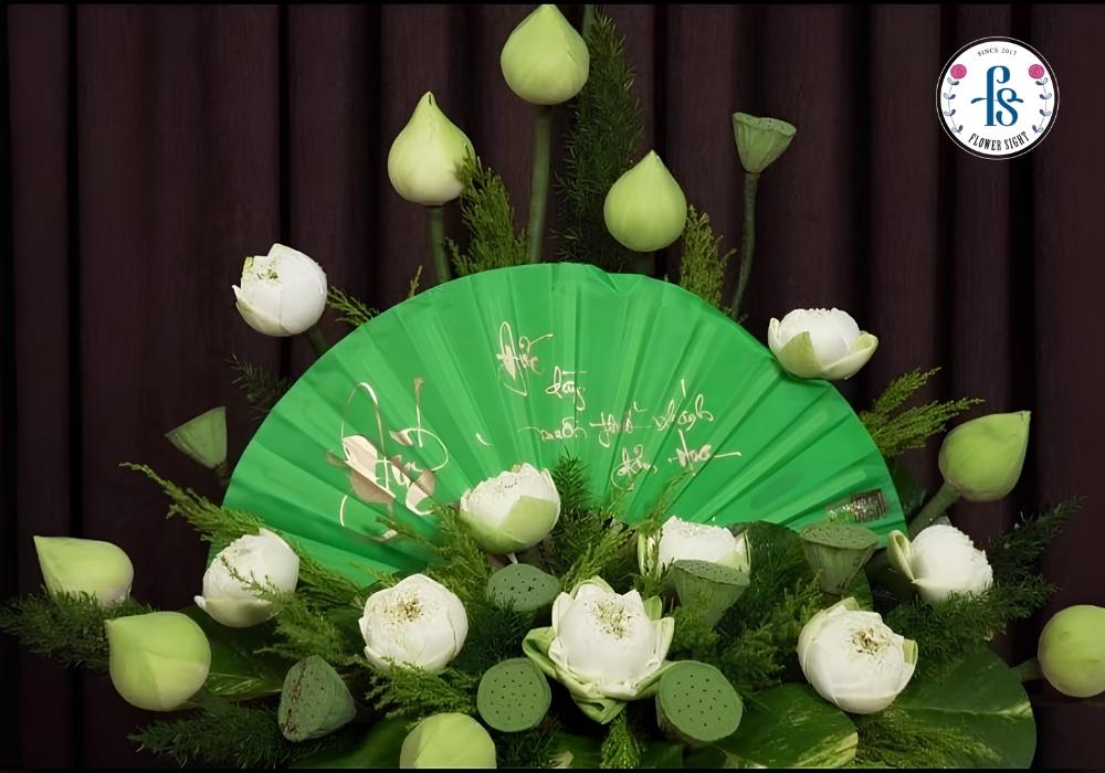 Cắm giỏ hoa sen trắng hình quạt thanh thoát